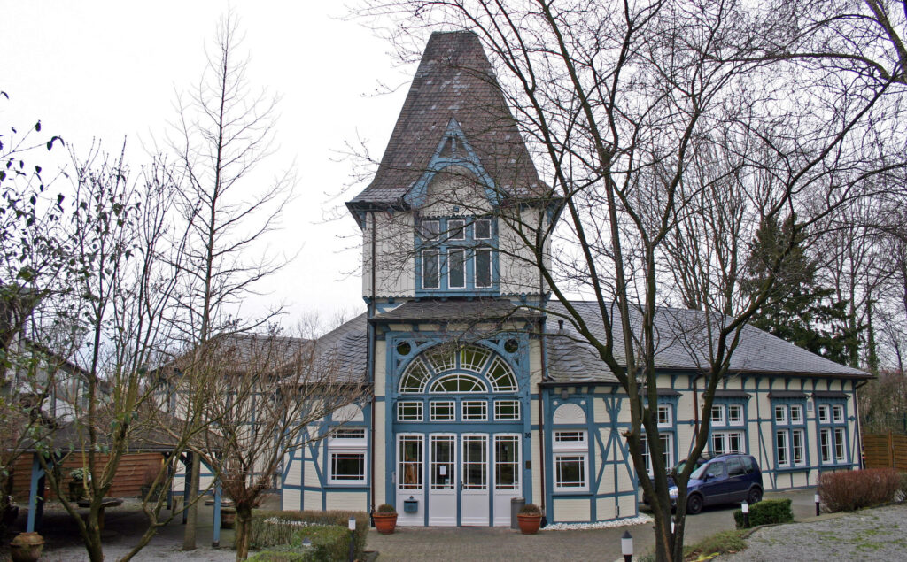 Bahnhof Wuppertal Zoologischer Garten 03 Empfangsgebaeude